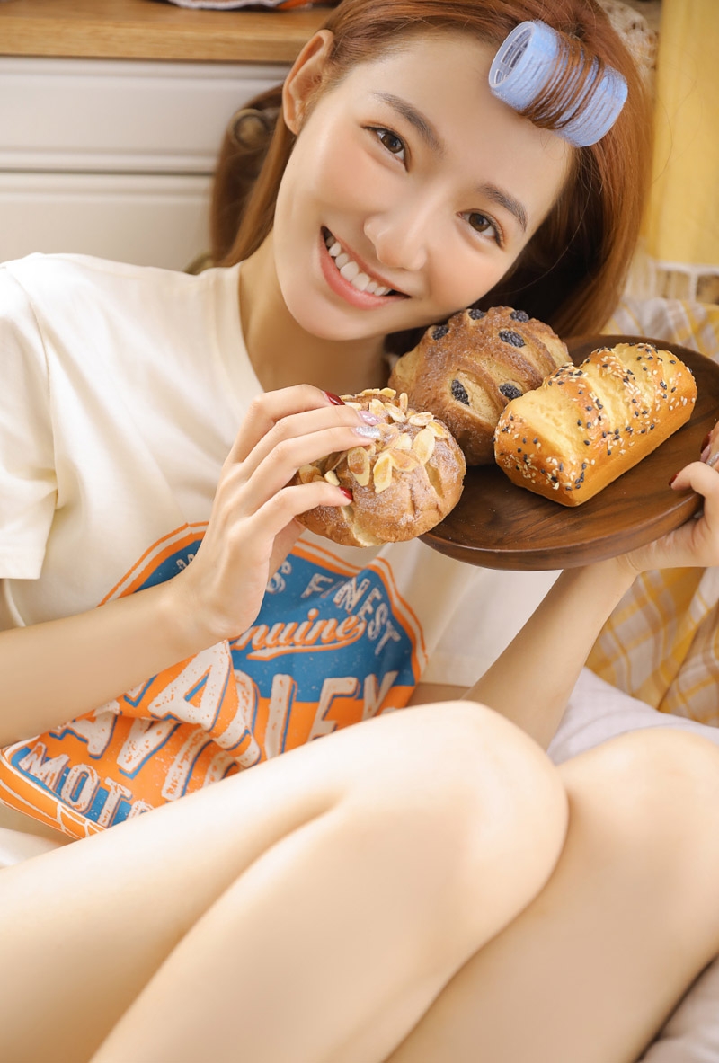 金发少女露齿甜笑室内个人写真