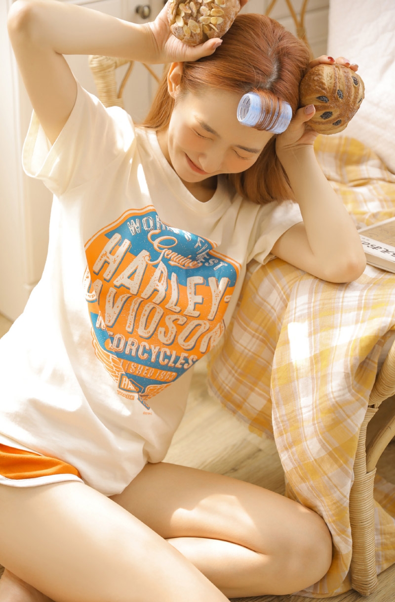 金发少女露齿甜笑室内个人写真