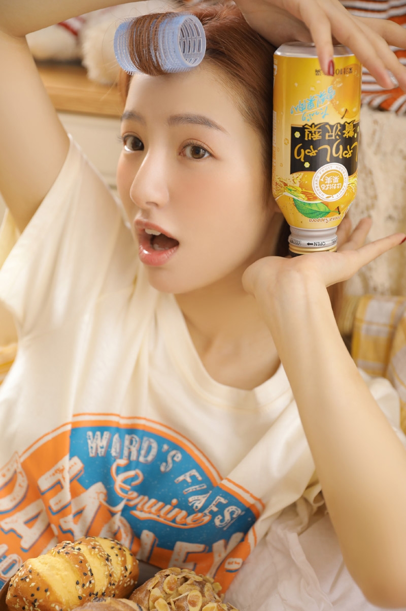 金发少女露齿甜笑室内个人写真