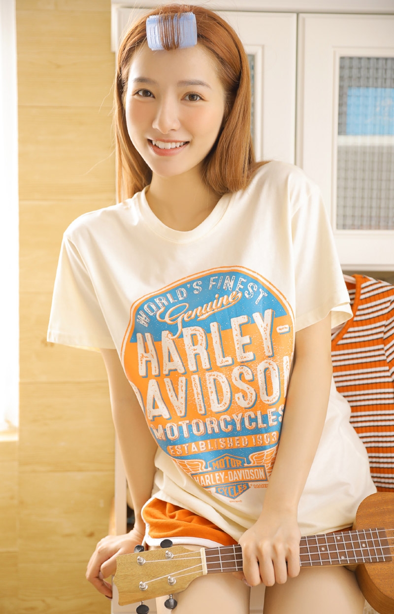 金发少女露齿甜笑室内个人写真