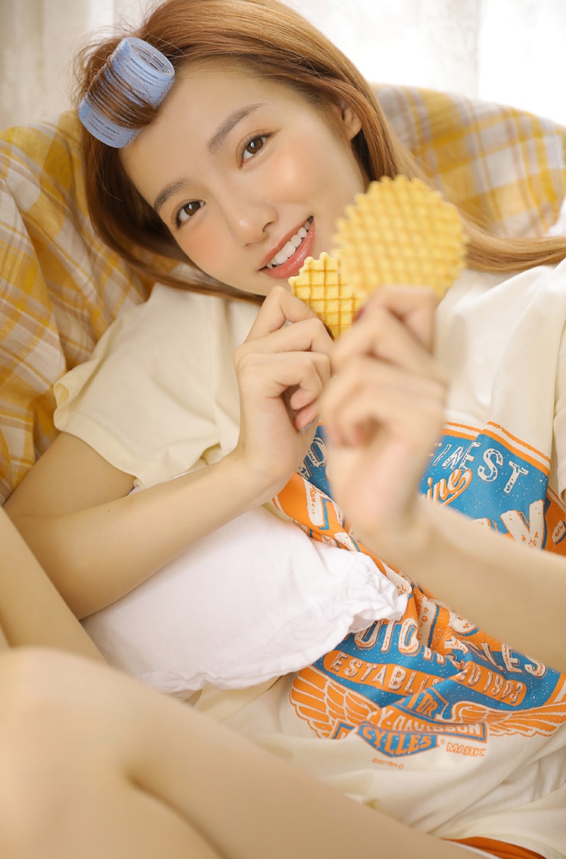 金发少女露齿甜笑室内个人写真