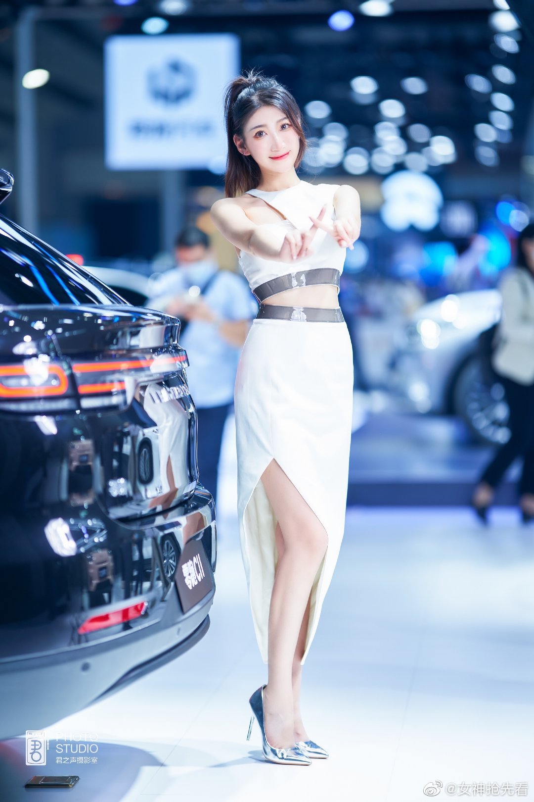 清纯靓丽美女车模细腰美腿私拍