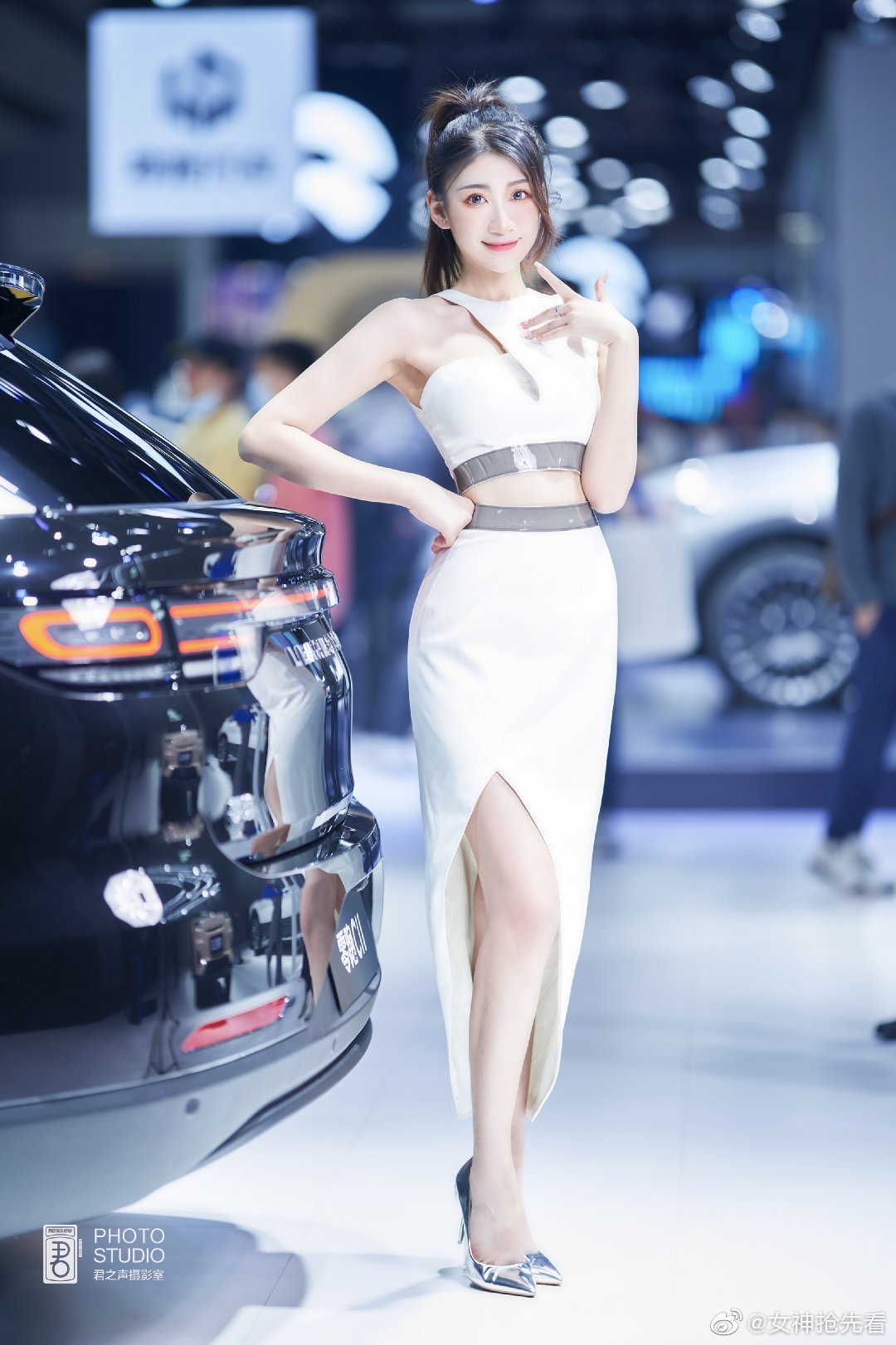 清纯靓丽美女车模细腰美腿私拍