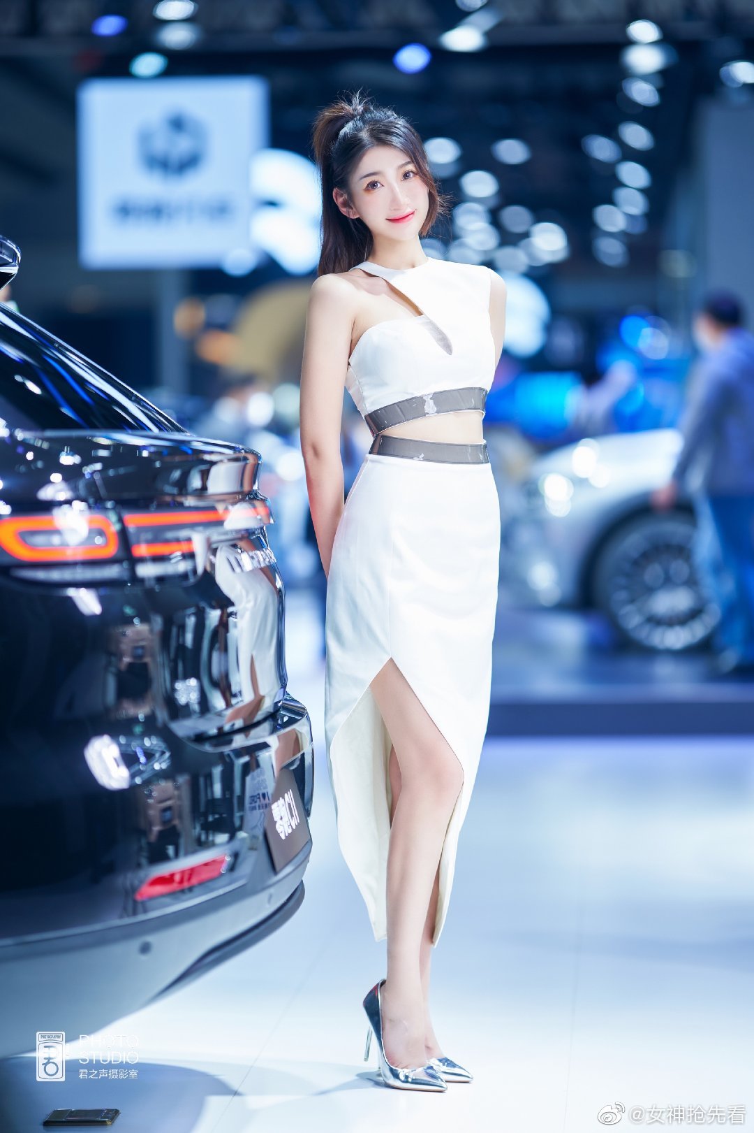 清纯靓丽美女车模细腰美腿私拍