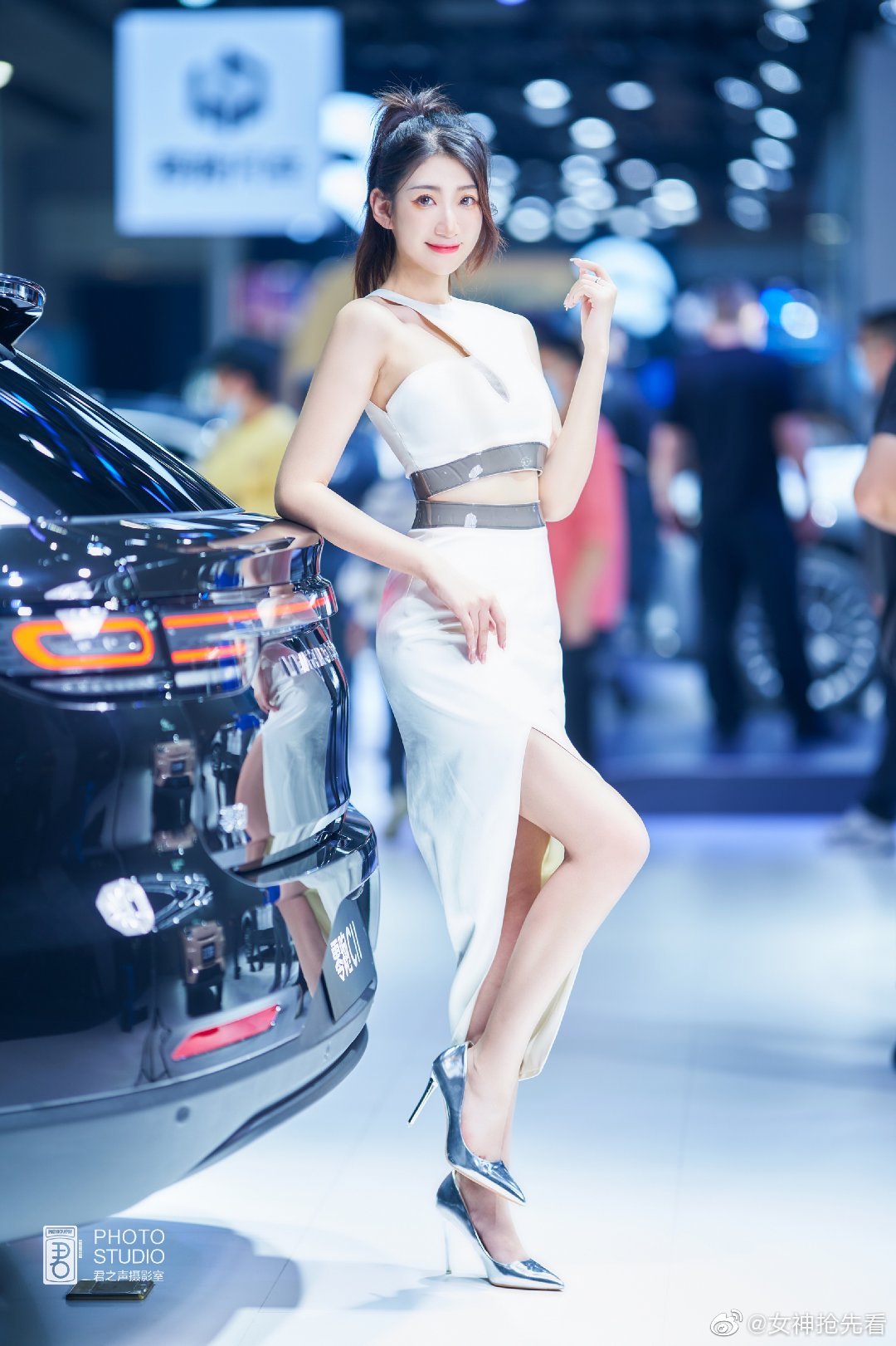 清纯靓丽美女车模细腰美腿私拍