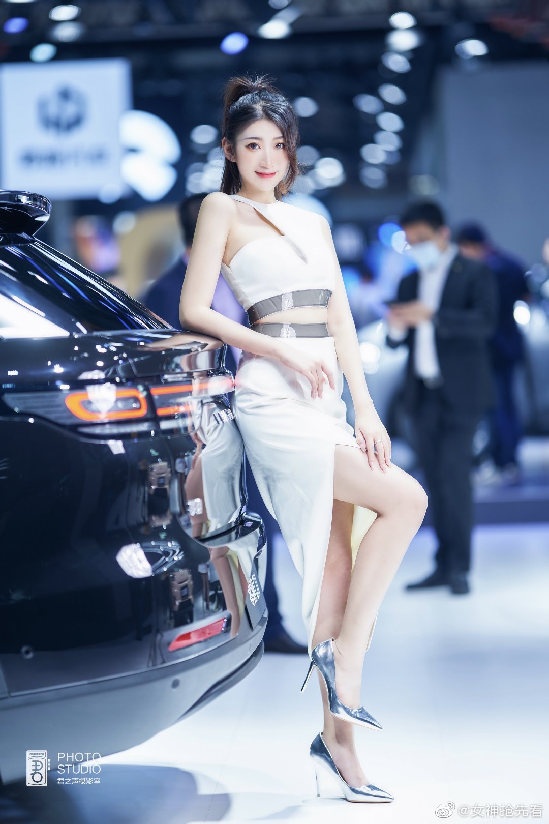 清纯靓丽美女车模细腰美腿私拍