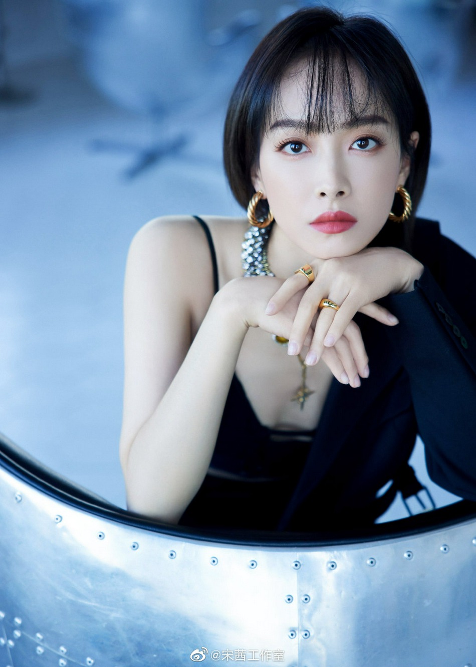 宋茜全黑造型酷飒十足写真美照