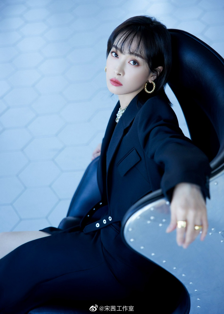 宋茜全黑造型酷飒十足写真美照