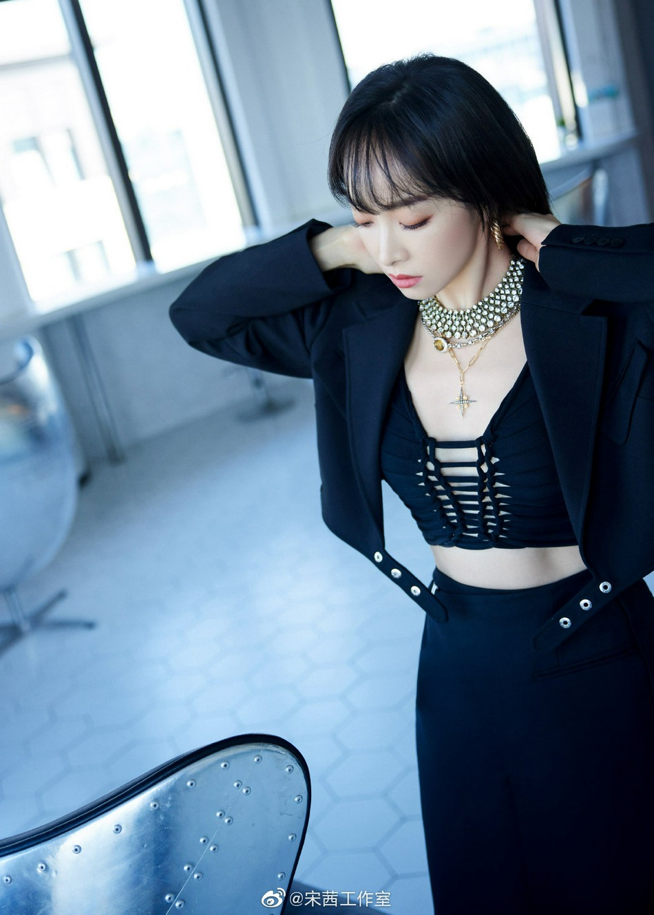 宋茜全黑造型酷飒十足写真美照