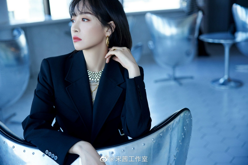 宋茜全黑造型酷飒十足写真美照