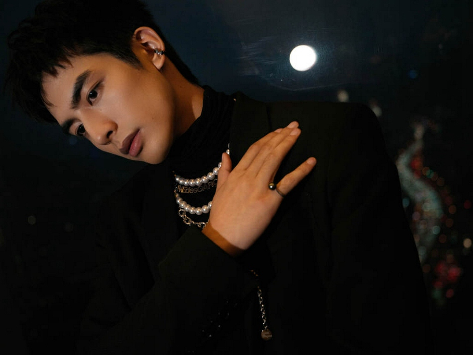 宋威龙全黑西装尽显神秘高级写真