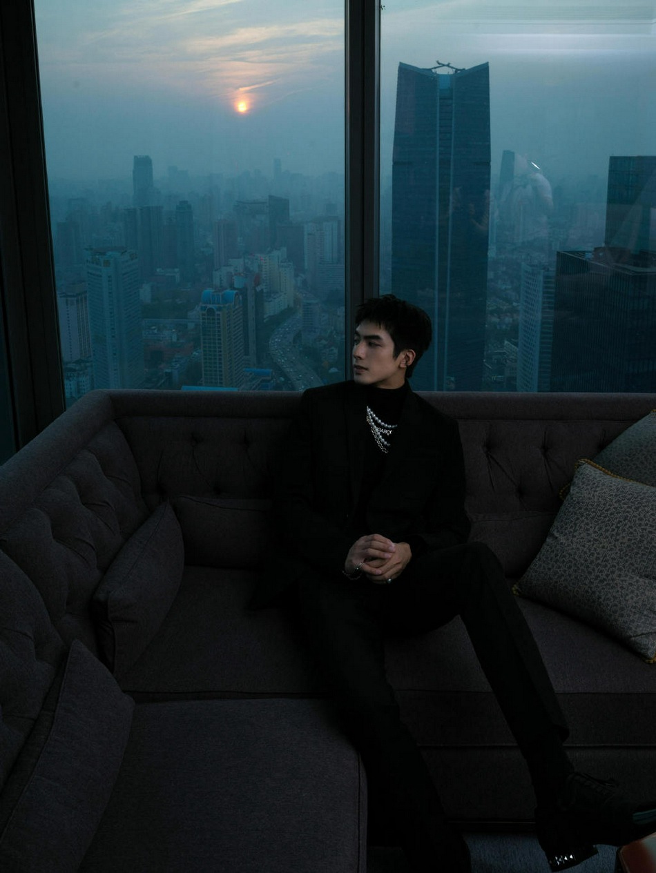 宋威龙全黑西装尽显神秘高级写真