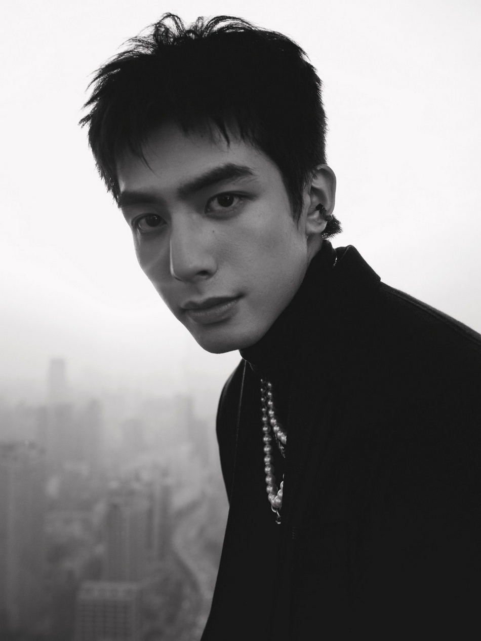 宋威龙全黑西装尽显神秘高级写真