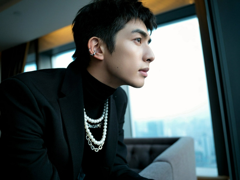 宋威龙全黑西装尽显神秘高级写真