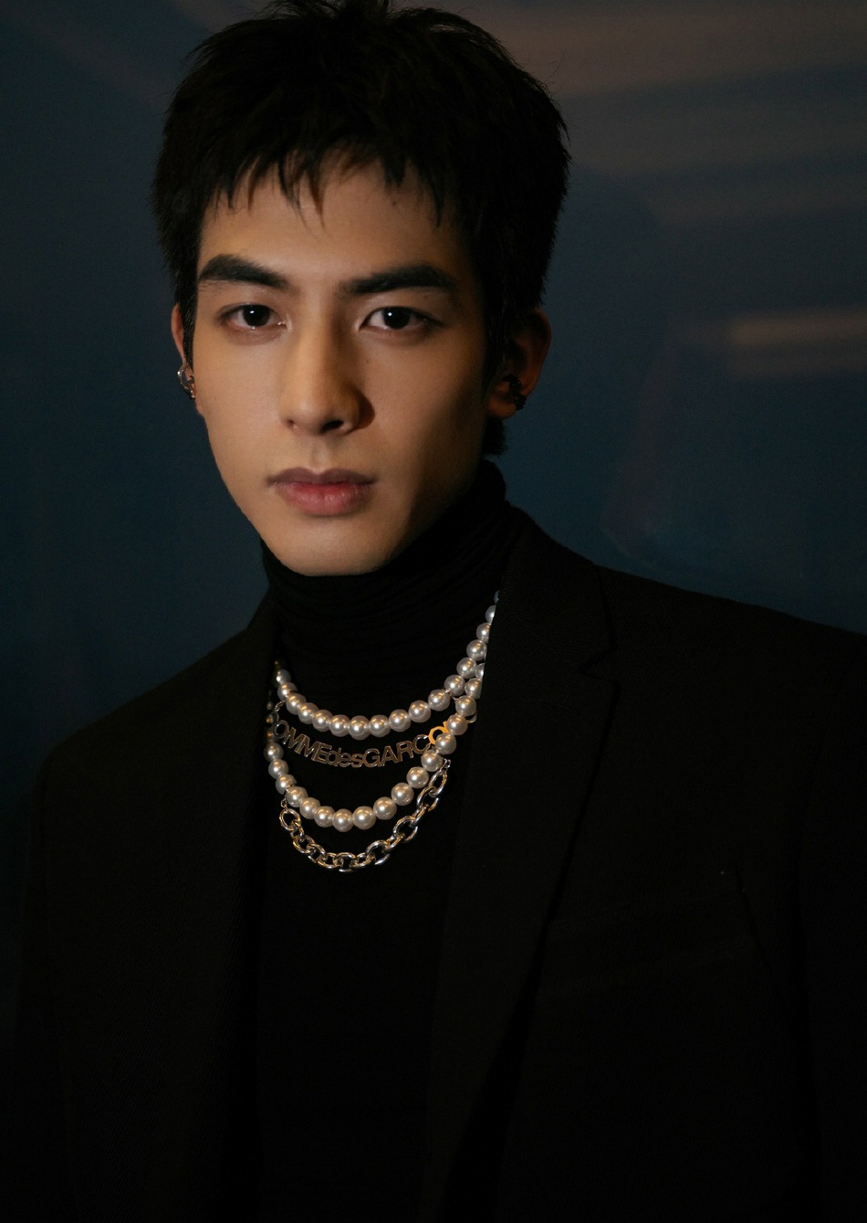 宋威龙全黑西装尽显神秘高级写真