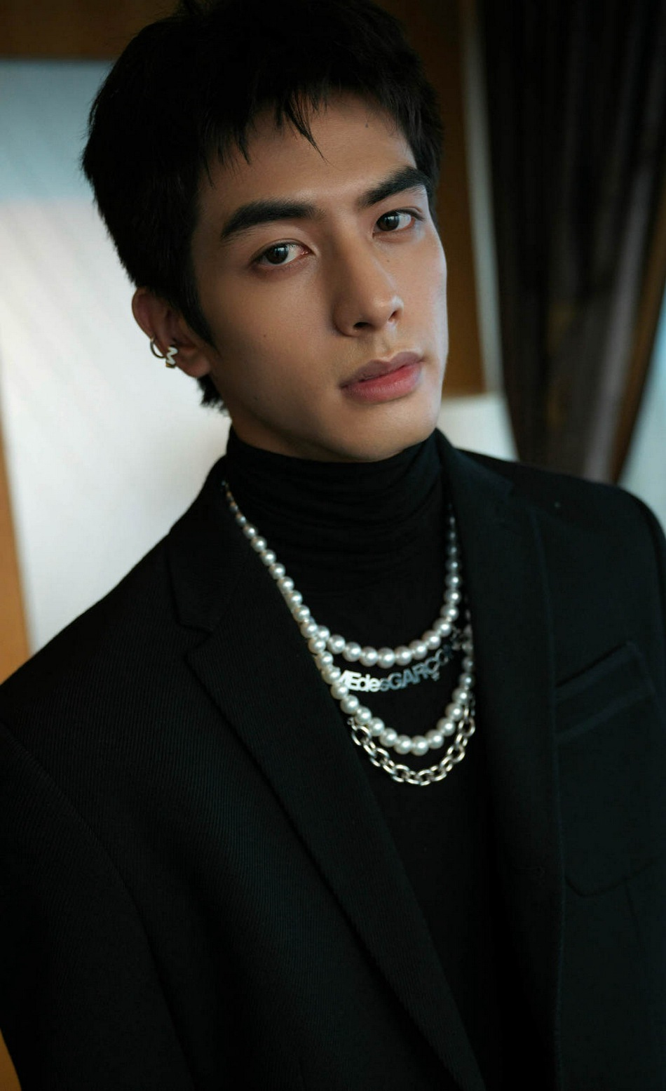 宋威龙全黑西装尽显神秘高级写真