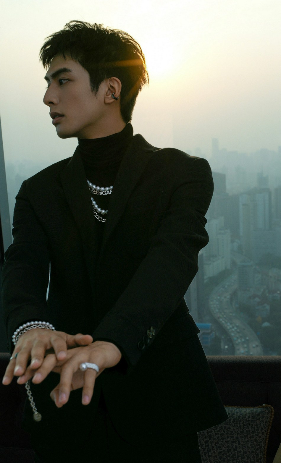 宋威龙全黑西装尽显神秘高级写真