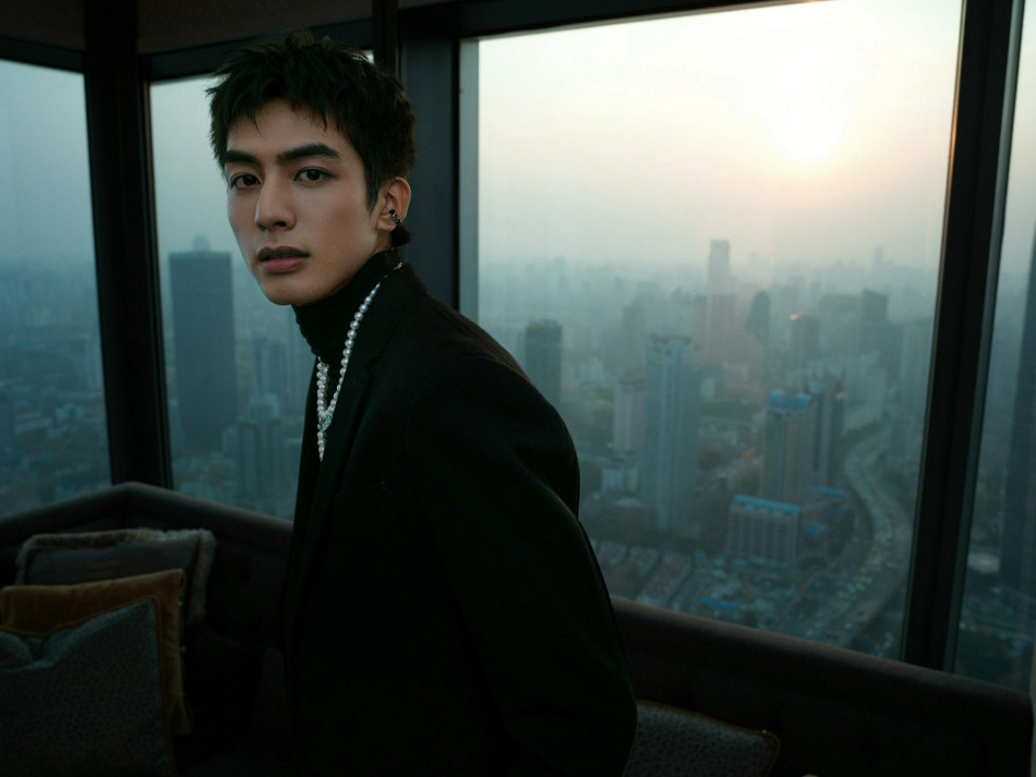 宋威龙全黑西装尽显神秘高级写真