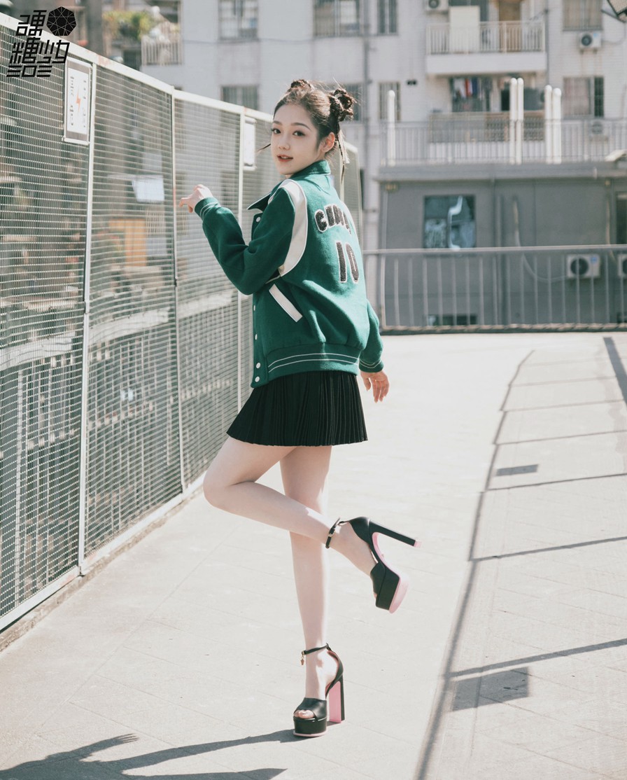 希林娜依高新歌首唱舞台造型青春向阳大片