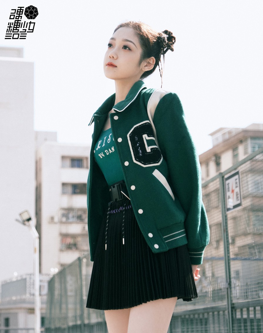 希林娜依高新歌首唱舞台造型青春向阳大片