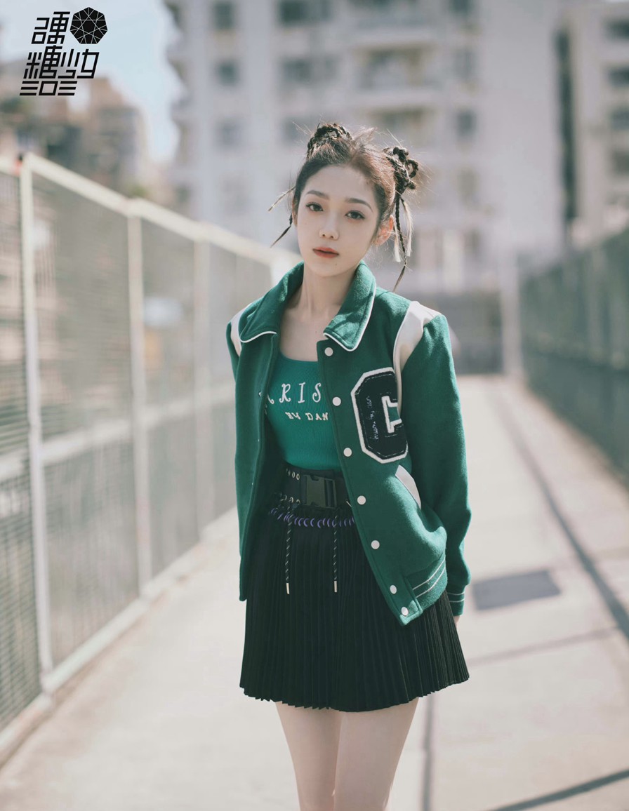 希林娜依高新歌首唱舞台造型青春向阳大片