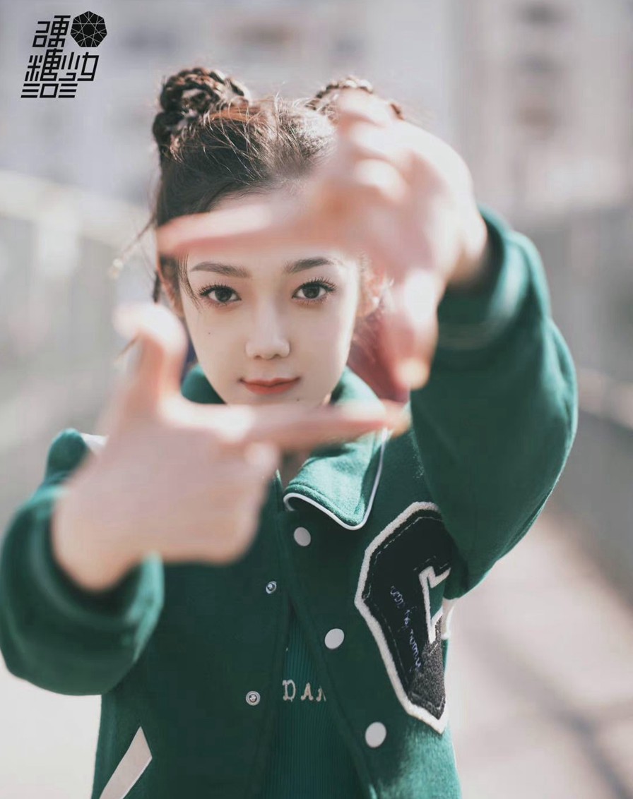 希林娜依高新歌首唱舞台造型青春向阳大片