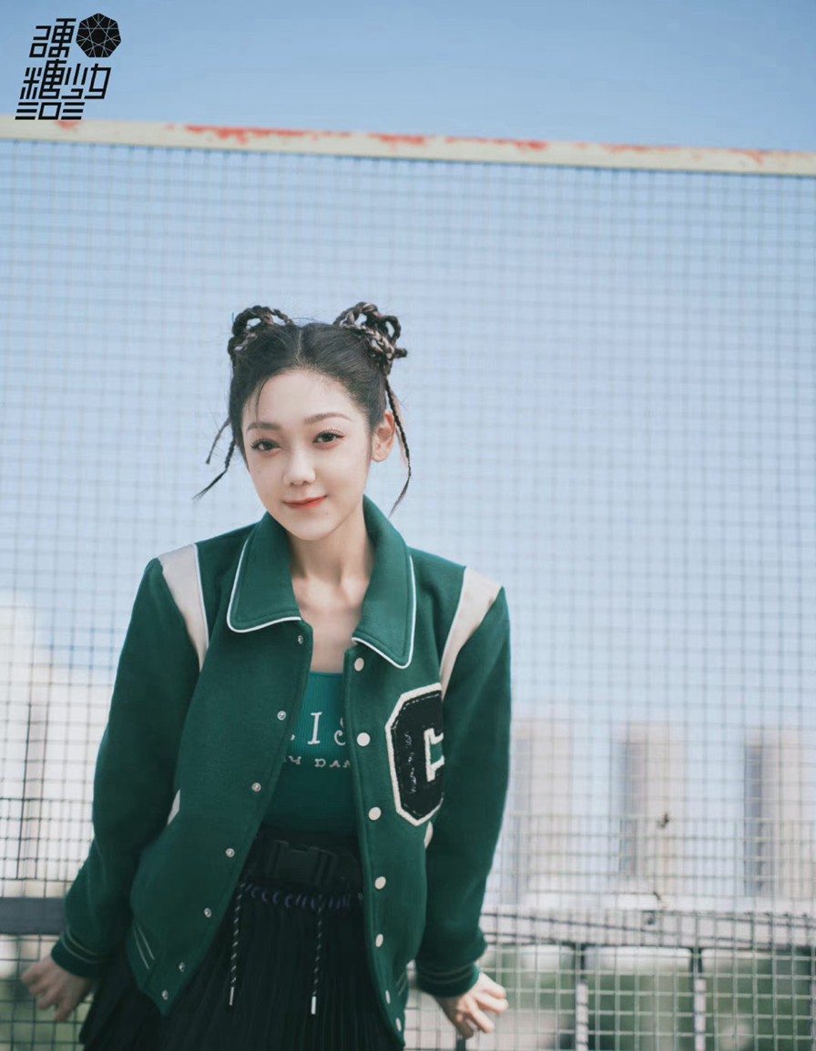 希林娜依高新歌首唱舞台造型青春向阳大片