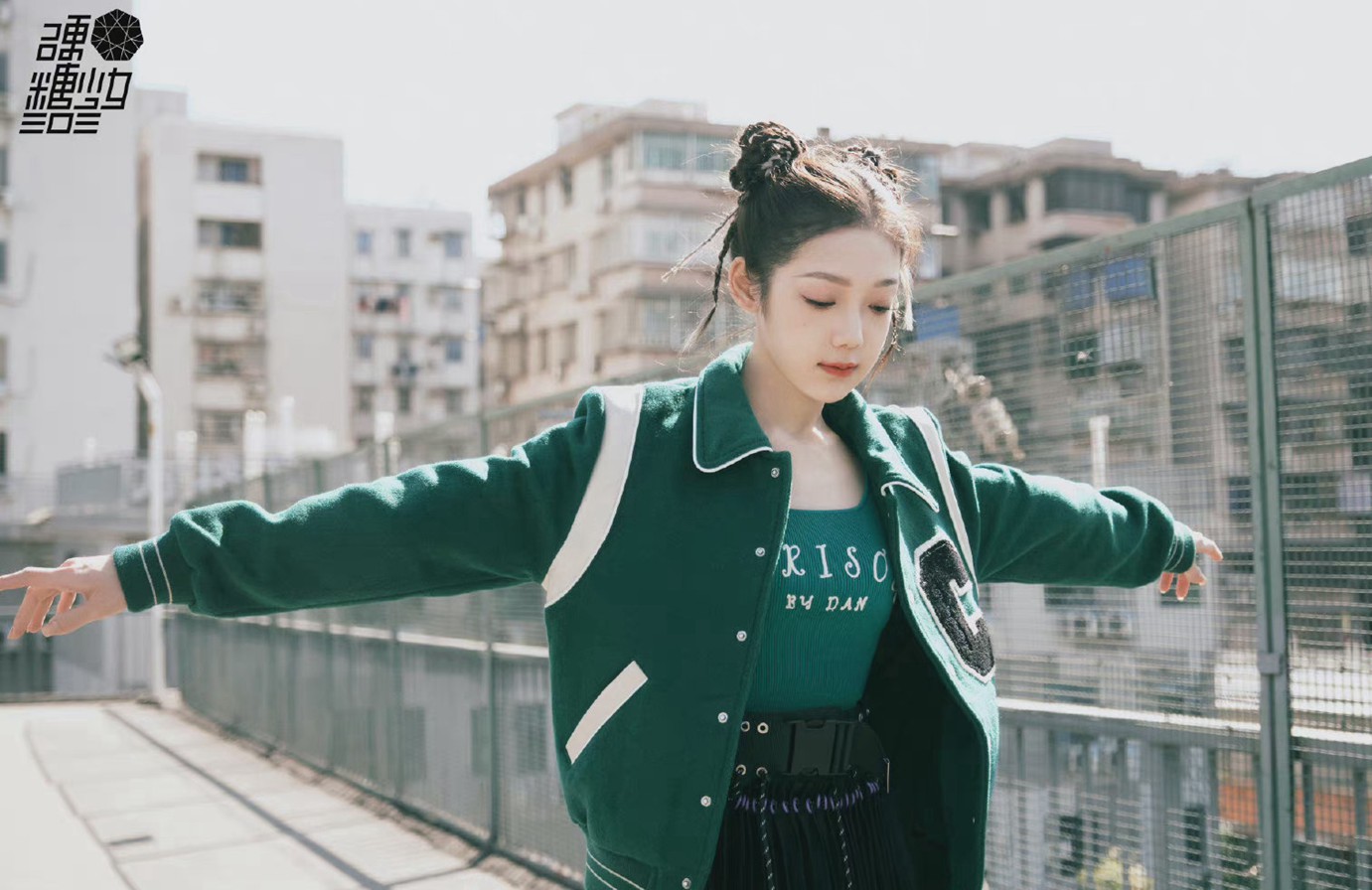 希林娜依高新歌首唱舞台造型青春向阳大片