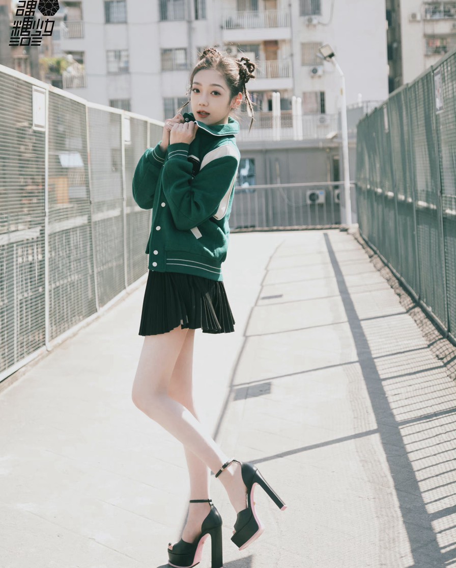 希林娜依高新歌首唱舞台造型青春向阳大片