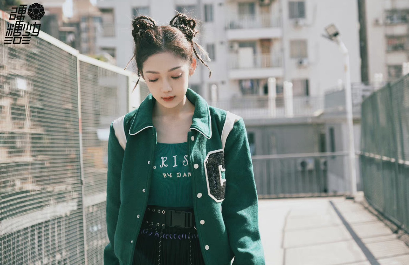 希林娜依高新歌首唱舞台造型青春向阳大片