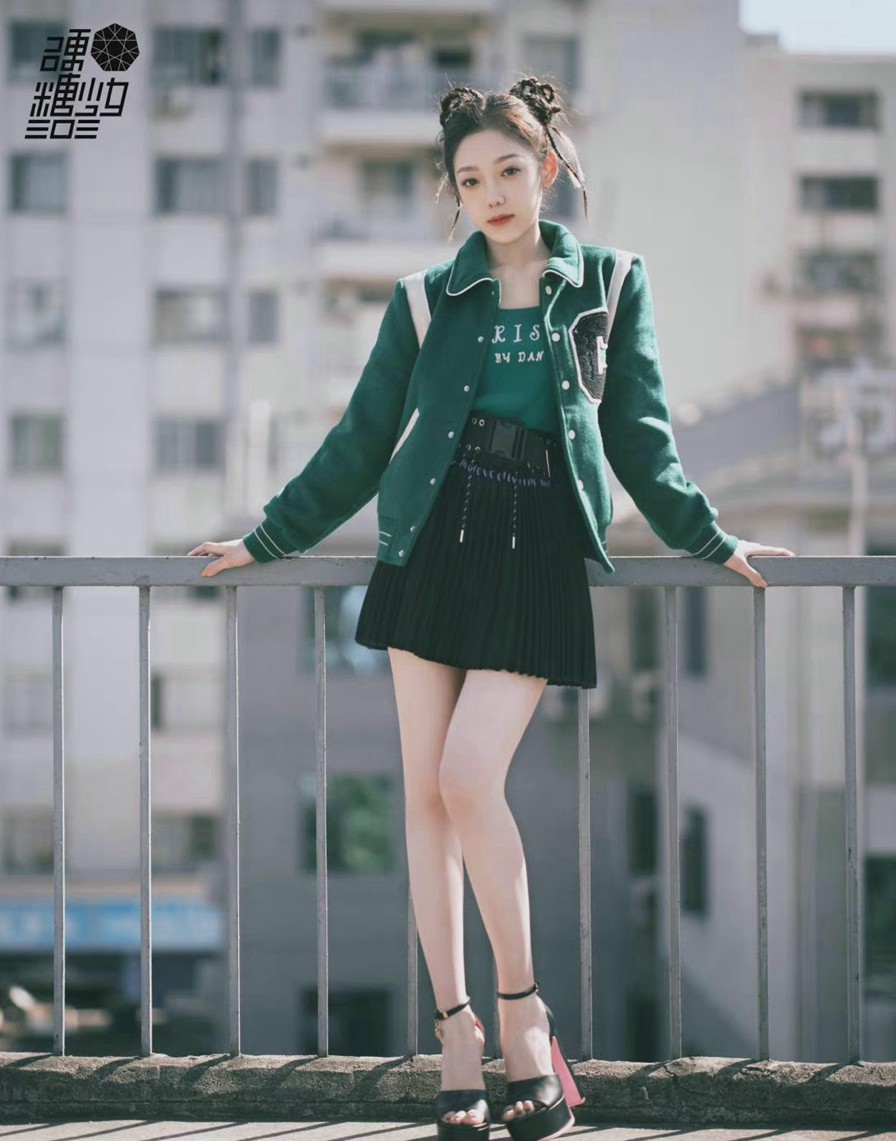 希林娜依高新歌首唱舞台造型青春向阳大片