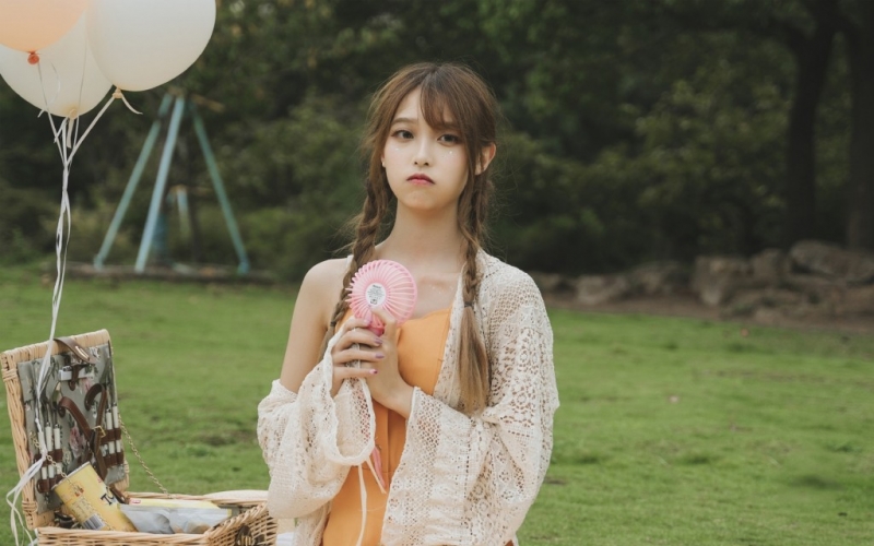 麻花辫萌妹子清新气质户外写真