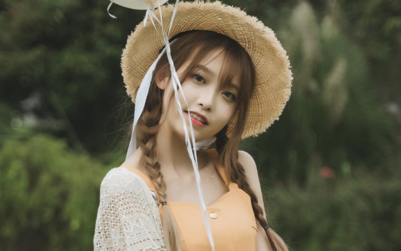麻花辫萌妹子清新气质户外写真