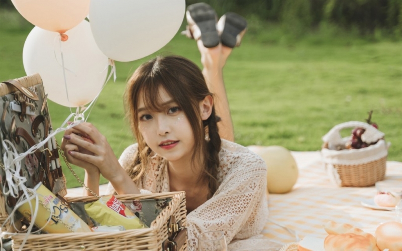 麻花辫萌妹子清新气质户外写真