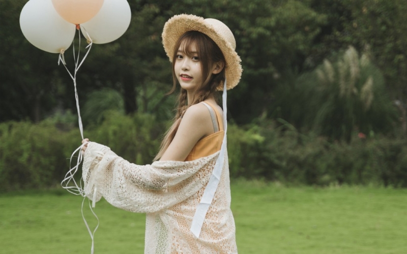 麻花辫萌妹子清新气质户外写真