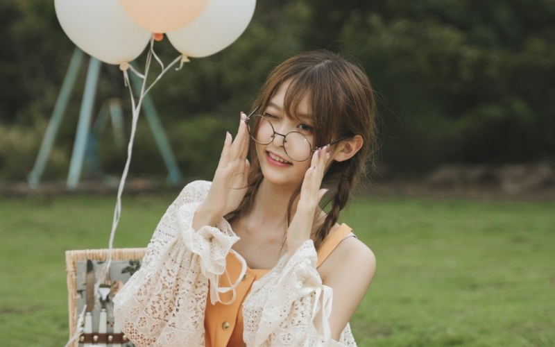 麻花辫萌妹子清新气质户外写真