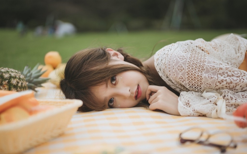 麻花辫萌妹子清新气质户外写真