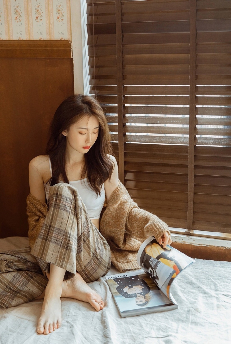 小蛮腰小姐姐吊带香肩私房写真