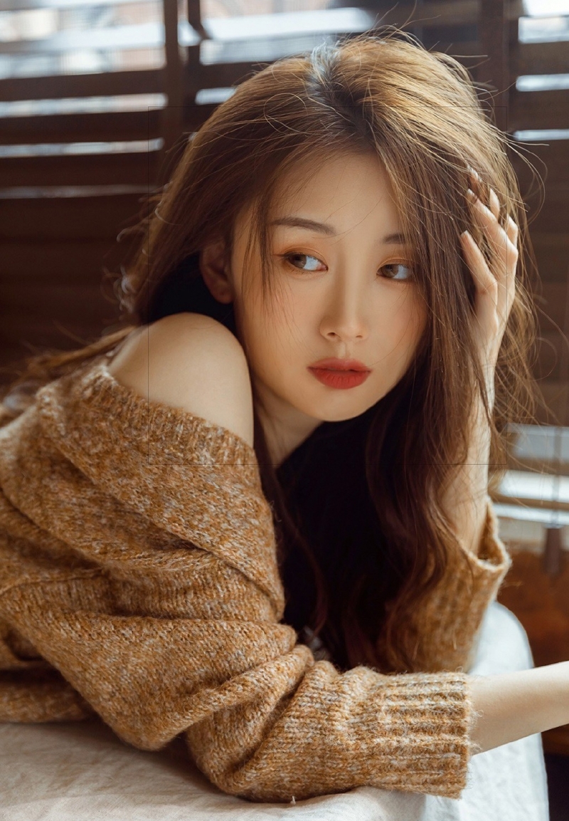 小蛮腰小姐姐吊带香肩私房写真