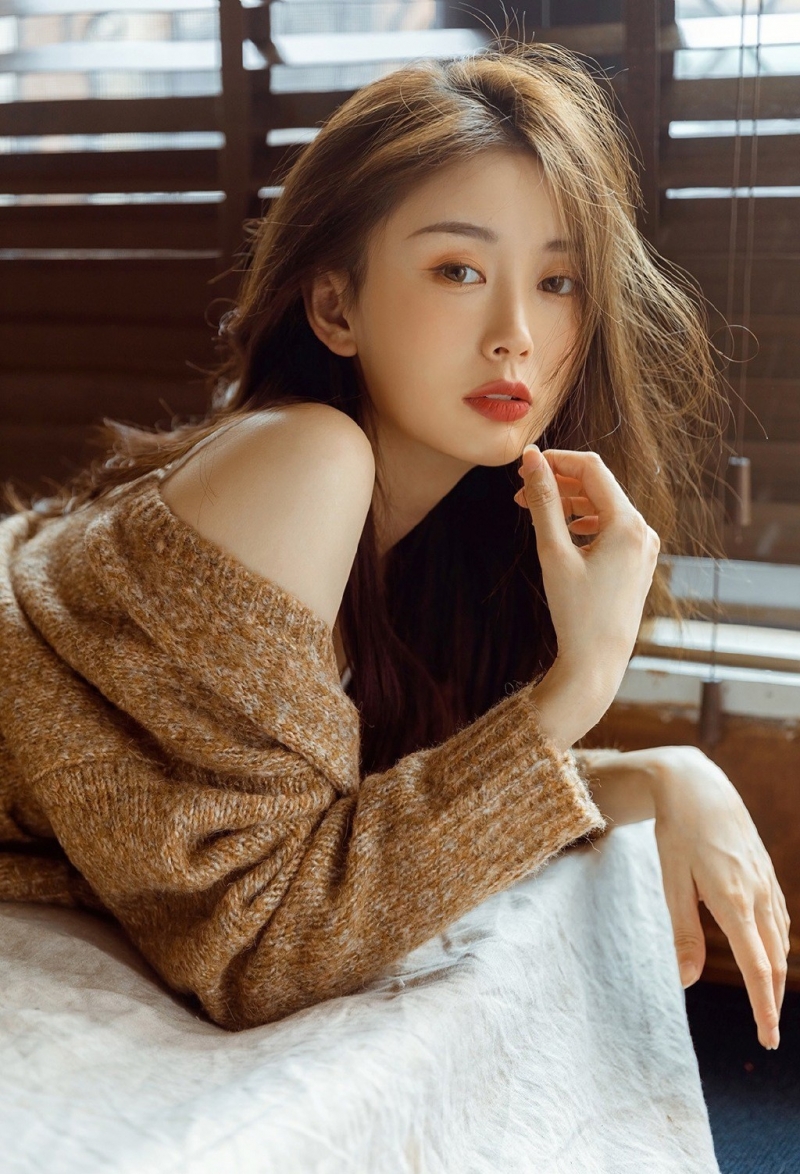 小蛮腰小姐姐吊带香肩私房写真