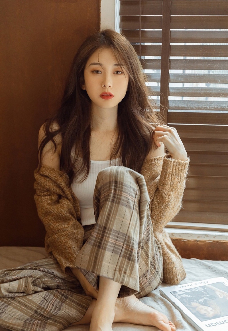 小蛮腰小姐姐吊带香肩私房写真