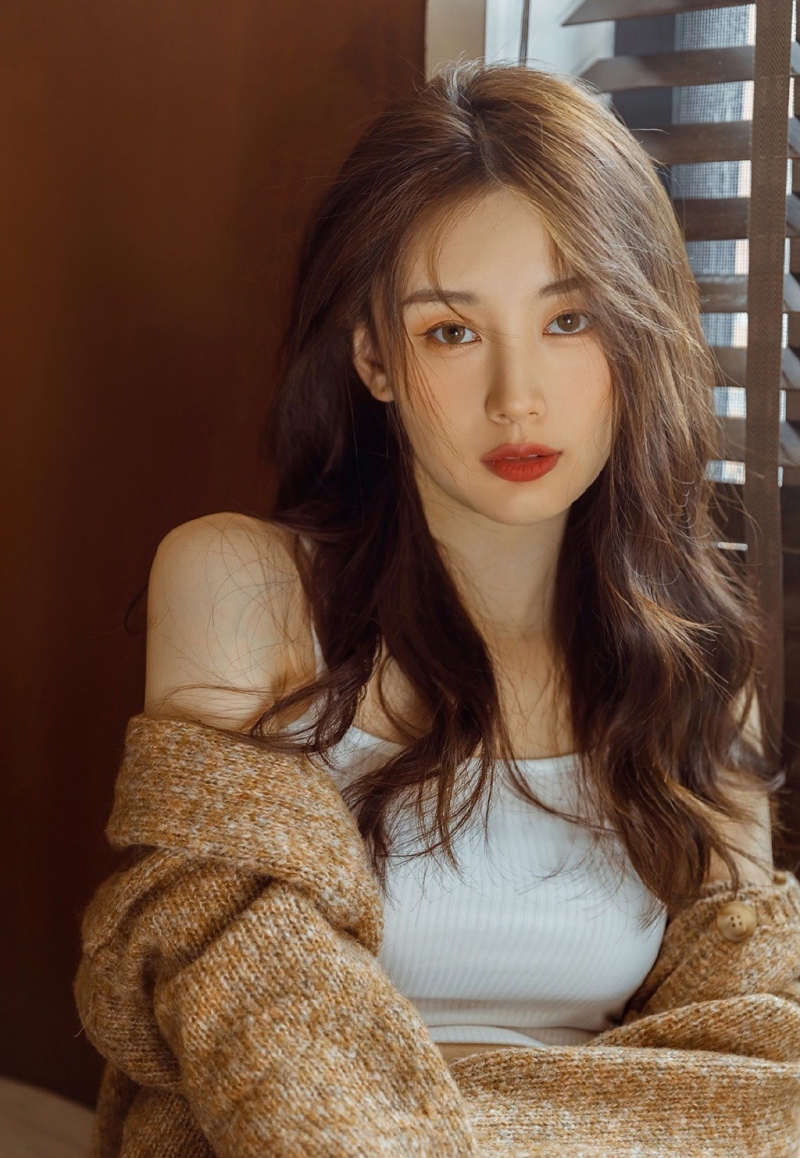 小蛮腰小姐姐吊带香肩私房写真