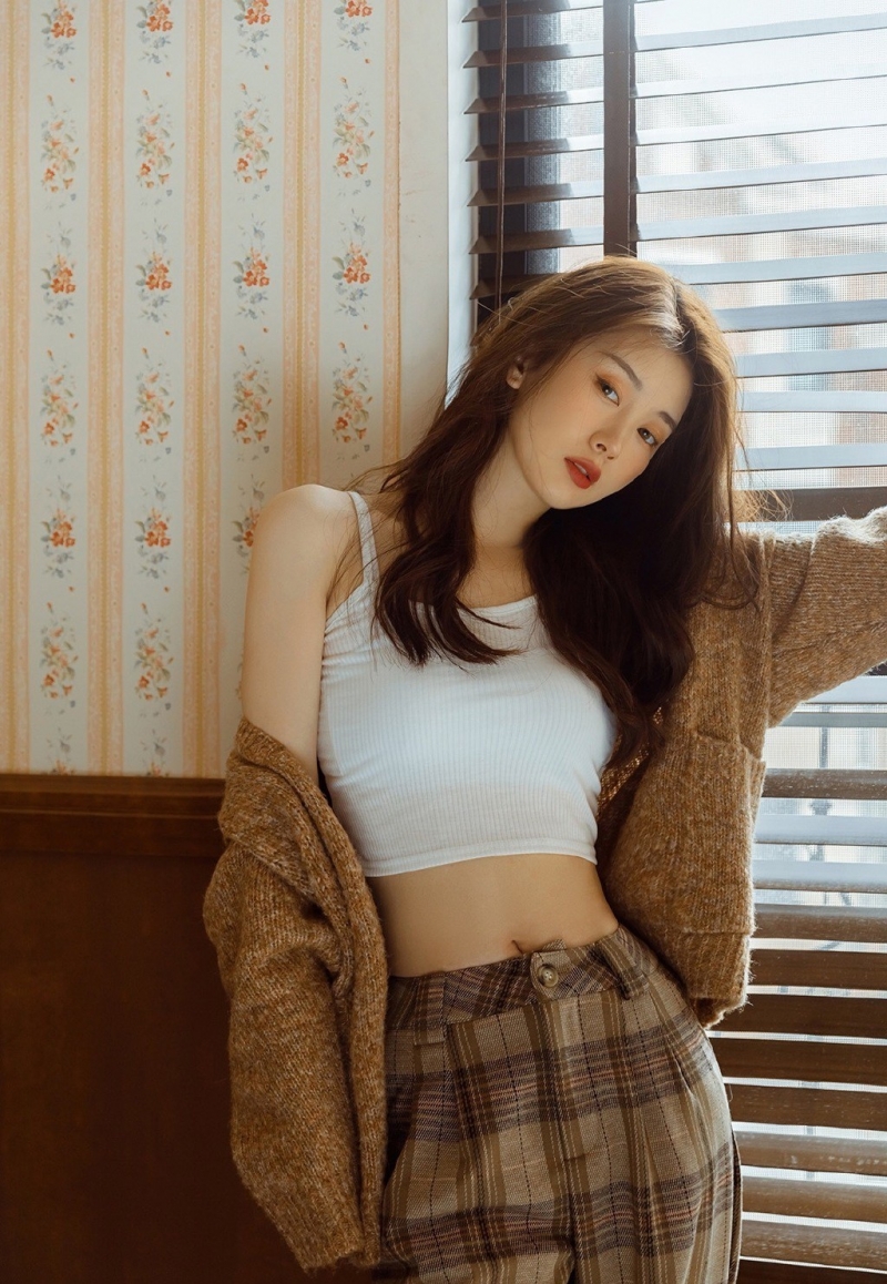 小蛮腰小姐姐吊带香肩私房写真