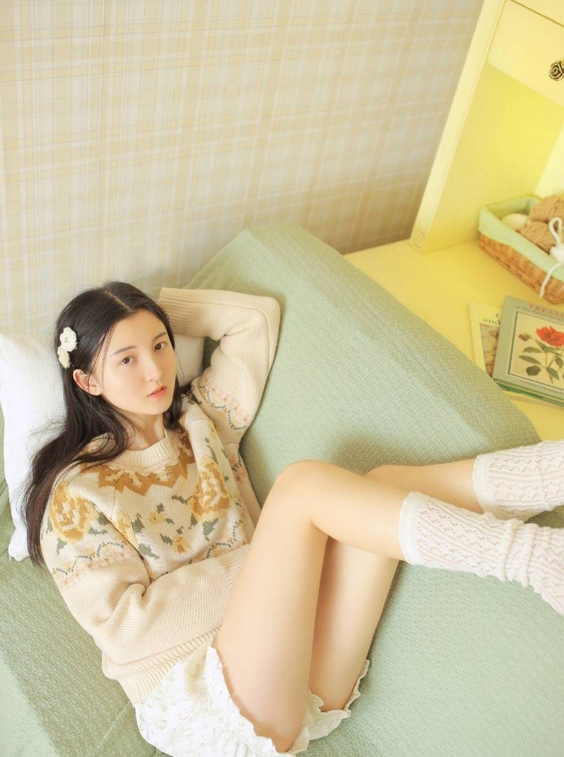 超短裤美少女白丝美腿精选图片