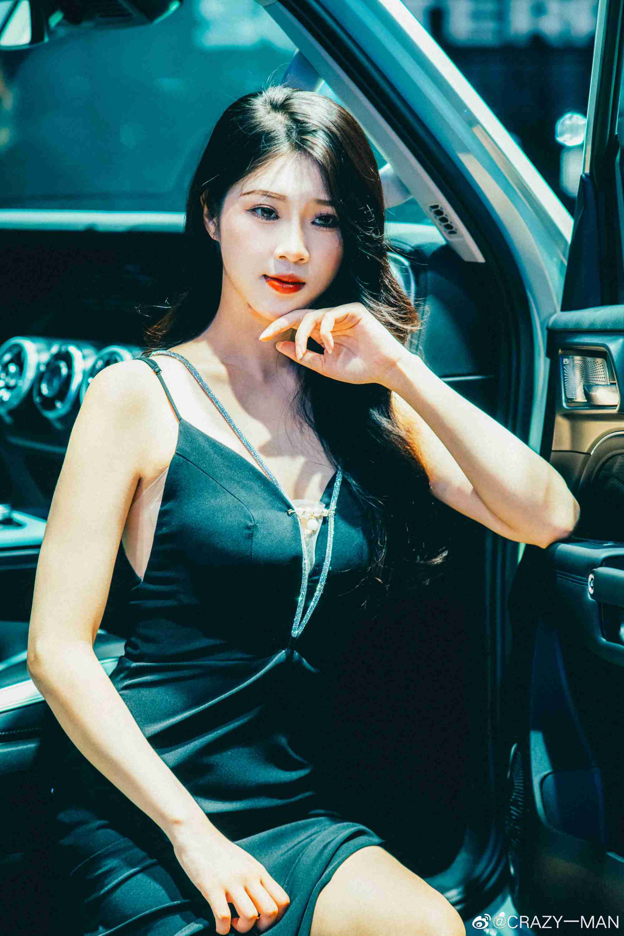 美女车模低胸吊裙性感火辣私拍