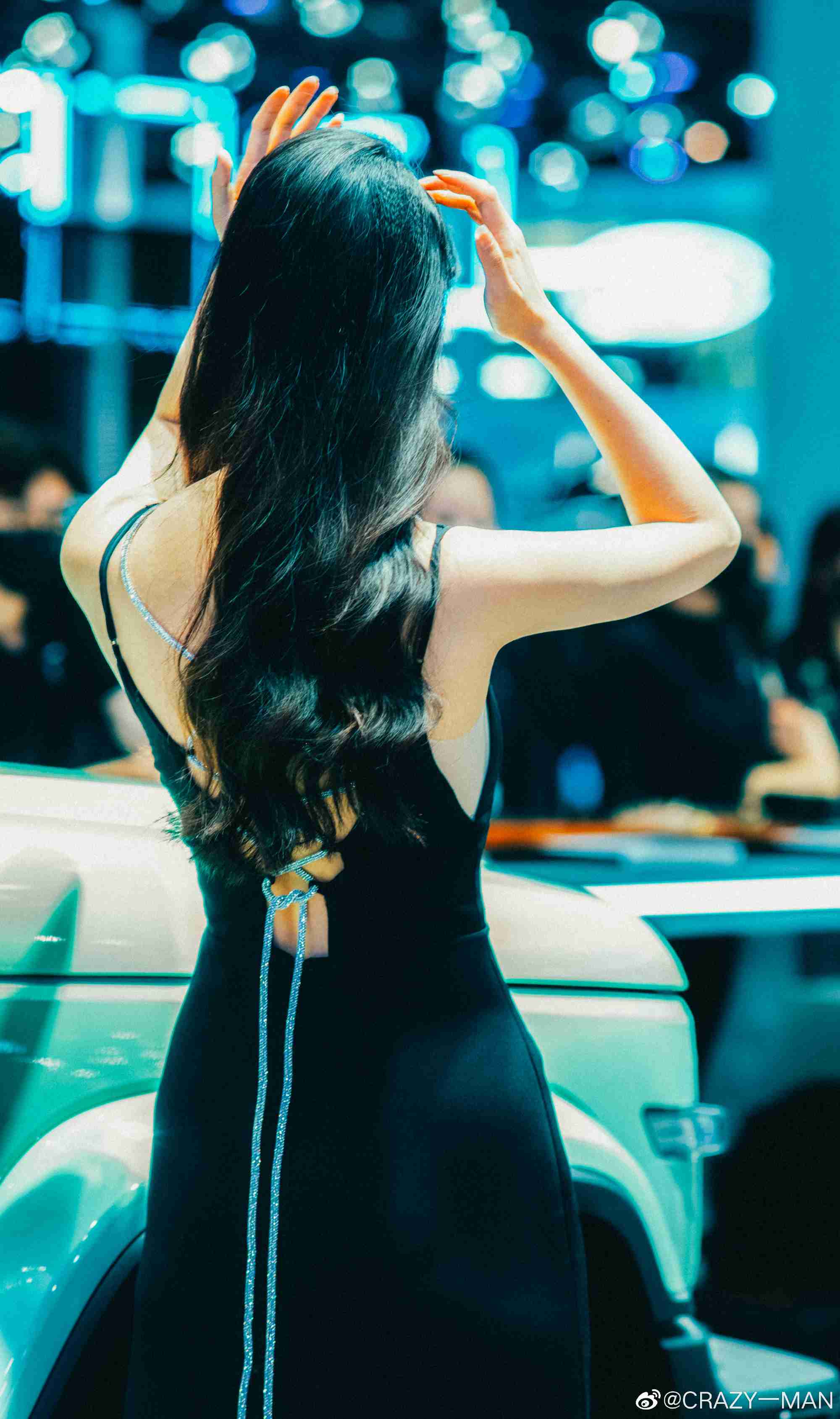 美女车模低胸吊裙性感火辣私拍