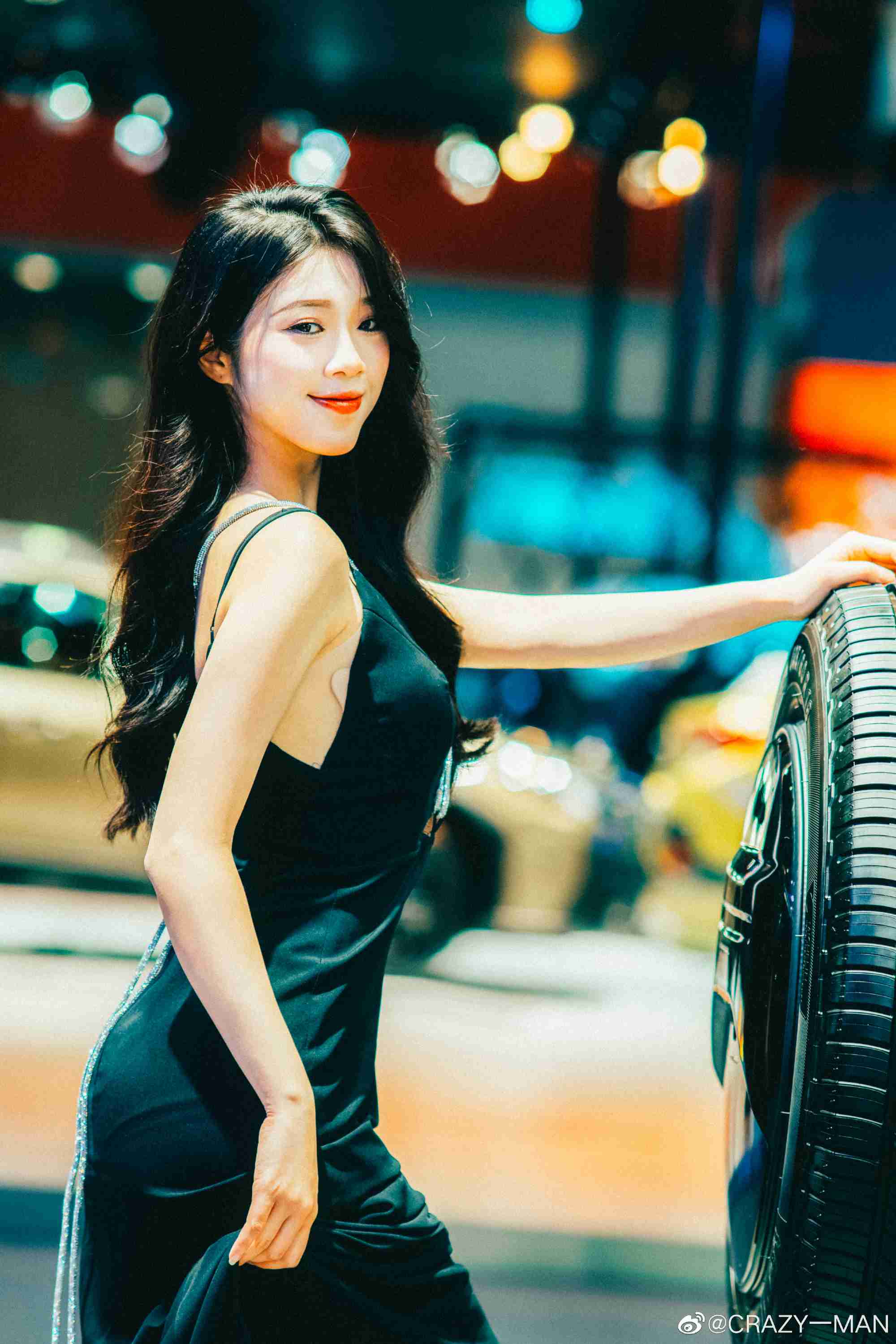 美女车模低胸吊裙性感火辣私拍