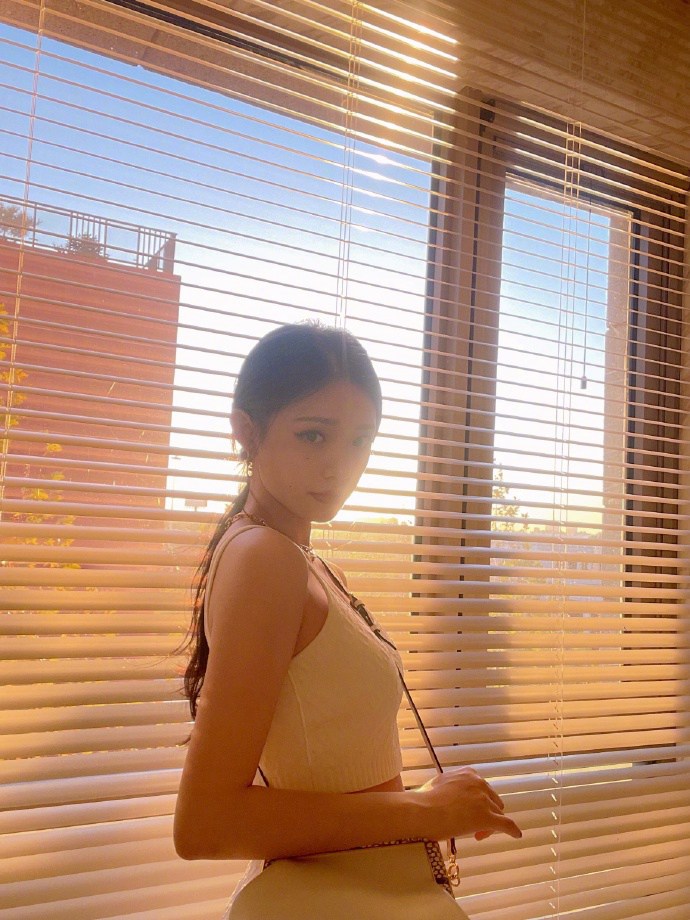 林允红唇卷发美艳动人写真美照