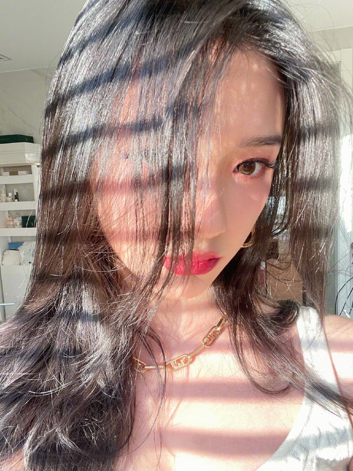 林允红唇卷发美艳动人写真美照