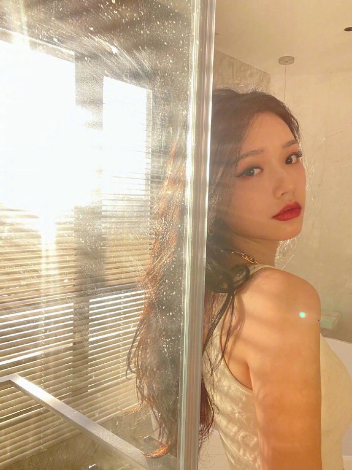 林允红唇卷发美艳动人写真美照